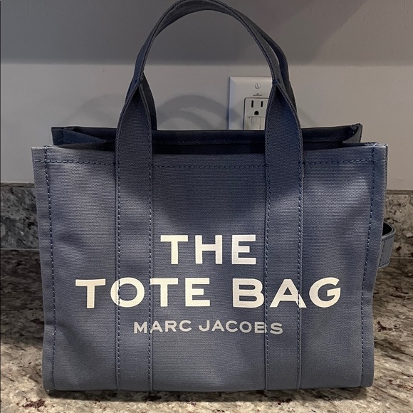 Marc Jacobs Handbags - Marc Jacobs The Tote Bag Medium